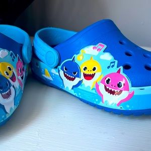 Baby shark 🦈 crocs size 8 toddler